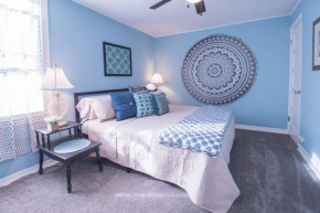 Broad Street Suite 2 - Amazing Location in the Heart of Town - Parking Available - King & Queen Bedroom